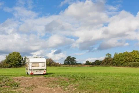 Abandoned caravan in field Foto stock