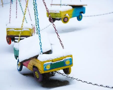 Abandoned carousel in winter time Foto stock