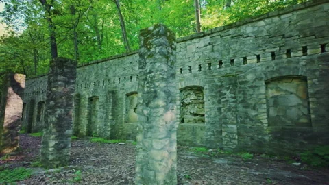Abandoned Castle Wall Stone Columns WPA Ruins Fort Belle Fontaine 4K Stockbeeldmateriaal 333600322