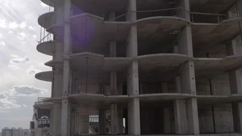 Abandoned construction site with rusty structure. unfinished skyscraper Vídeos de archivo 163736193