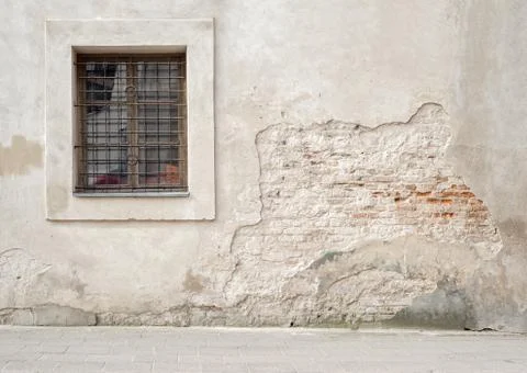 Abandoned cracked brick wall with a window Foto stock