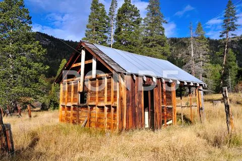 Abandoned decaying house Stock Photos