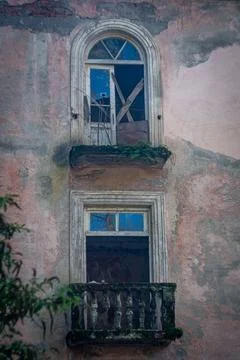 An abandoned, devastated building of Stalinist construction Stock-Fotos