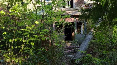 Abandoned dilapidated building in a mountain forest Vídeos de archivo 307935348