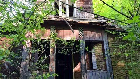 Abandoned dilapidated building in a mountain forest Vídeos de archivo 307935544
