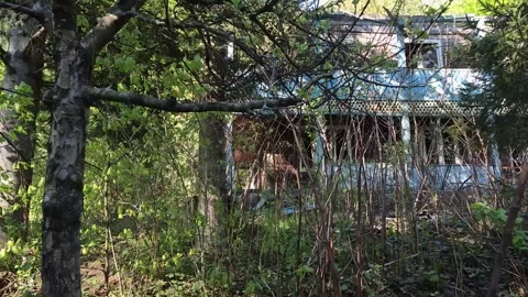 Abandoned dilapidated building in a mountain forest Vídeos de archivo 307935769