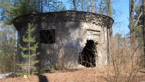Abandoned dilapidated round brick building in spring forest nature park. Stock-Footage 311870171