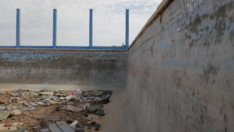 Abandoned empty pool with trash inside, side angle. Stock-Footage 171054749