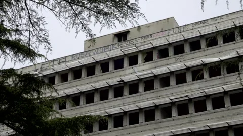 Abandoned factory facade in a cloudy day. Urbex. Panning 4K 库存影片 307183255