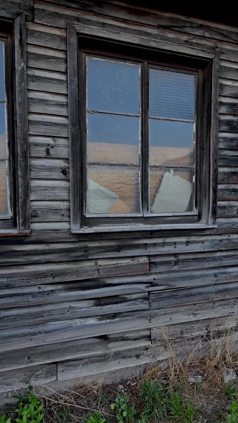 Abandoned Farm With Weathered Appearance. Rustic Abandoned House With Peeling Stock-Footage 334629204