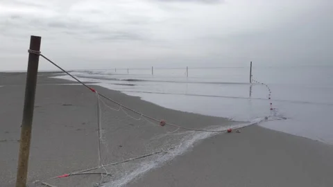 Abandoned fishnet at the empty beach. 스톡 동영상 138445824