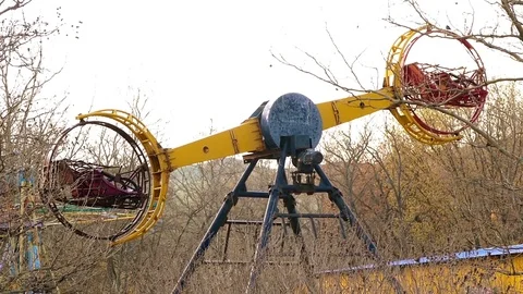 Abandoned futuristic attraction 스톡 동영상 74433711