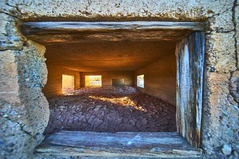 Abandoned Ghost Town Building Interior With Sunlight and Cracked Plaster Floo Foto stock
