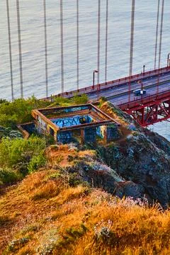Abandoned graffiti building on cliffs next to Golden Gate Bridge Fotos de archivo