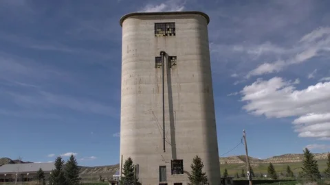 Abandoned Grain Silo Elevator and Pigeon in Broken Window Great Plains 库存影片 75323860