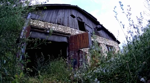 Abandoned grassy farm gate Video stock 68908951