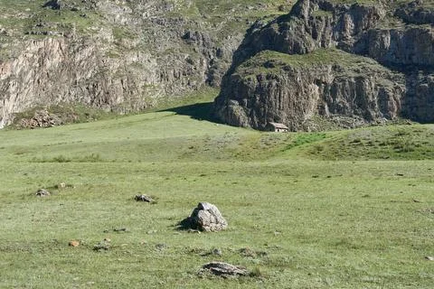 An abandoned house against a backdrop of cliffs. Beautiful natural screensaver. Stock Photos