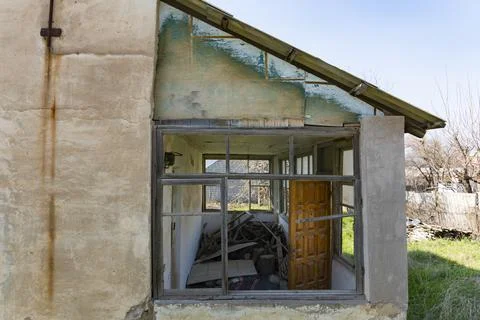 Abandoned House Interior Seen Through Broken Window Stock-Fotos