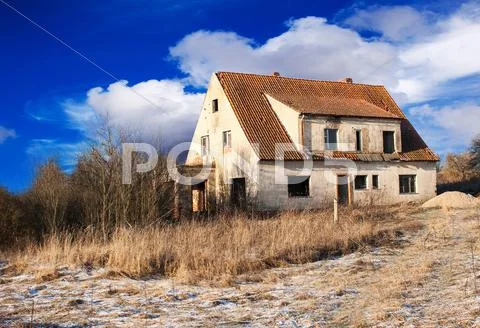 Abandoned house in winter Stock Photos