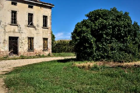 Abandoned mansion with a barn surrounded by corn fields in the italian countr Stock Photos