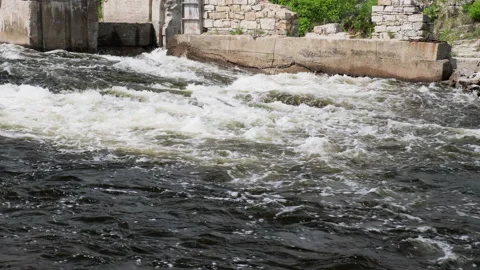 Abandoned mill with a running river Vidéo 234535312