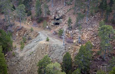 Abandoned mine in mountains Foto stock