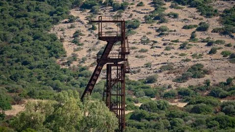 Abandoned Mining Structure in Rural Landscape Foto stock