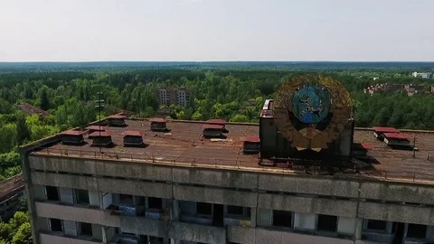 Abandoned multi-storey building with the Soviet coat of arms on the facade in th Stockbeeldmateriaal 72249001