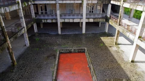 Abandoned multi story building with empty courtyard, decay 스톡 동영상 342087642