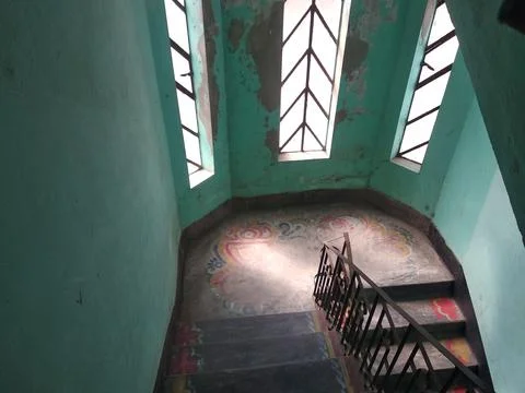Abandoned old staircase inside dilapidated interior building structure Stock-Fotos