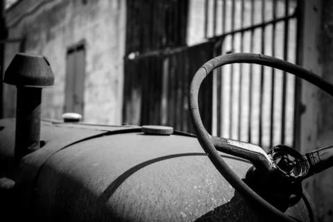 An abandoned old tractor 库存照片