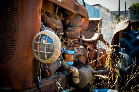 An abandoned old tractor 库存照片