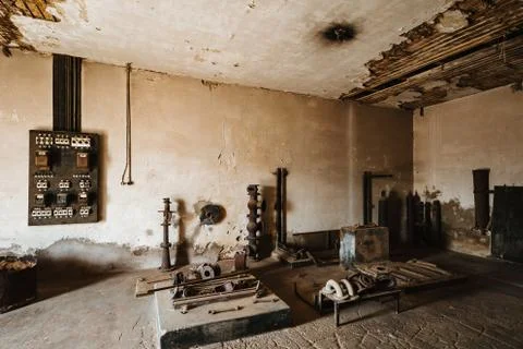 Abandoned old working space with tools in lost house Foto stock