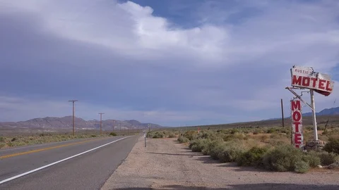 An abandoned or rundown old rustic motel along a rural road in America. 库存影片 89769342