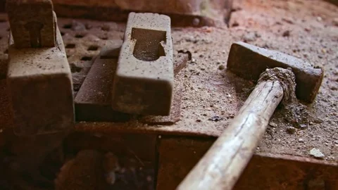 Abandoned place smithy.  A rusty vise Видео 80797035