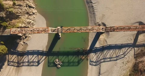 Abandoned Railroad bridge with River backdrop Stockbeeldmateriaal 85824078