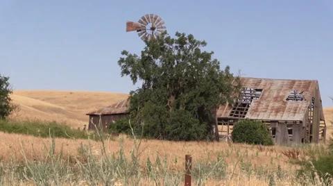 Abandoned ranch, barn and windmill, lonely 스톡 동영상 39419507