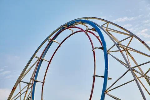 Abandoned Roller Coaster Loop Against Blue Sky, Fun Spot Indiana Foto stock