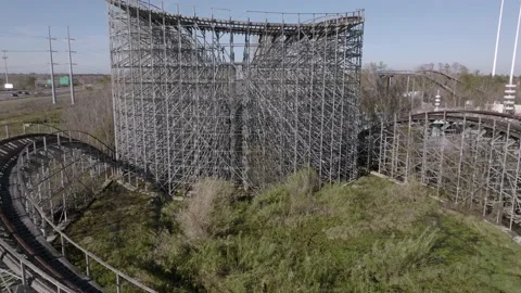 Abandoned roller coaster ride at Six Flags in New Orleans. Stockbeeldmateriaal 170040964