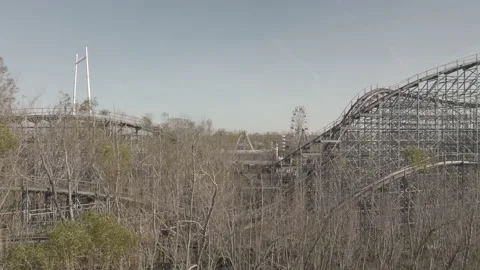 Abandoned Roller coaster ride at Six Flags in New Orleans East. Stockbeeldmateriaal 170041021