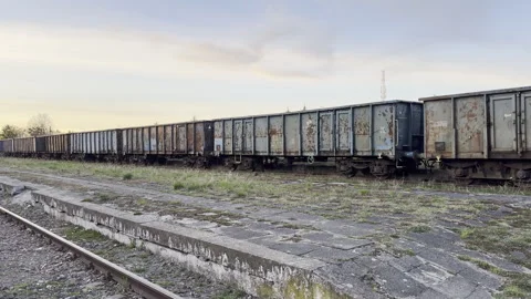 Abandoned rusty freight train wagons line panning 库存影片 333653460