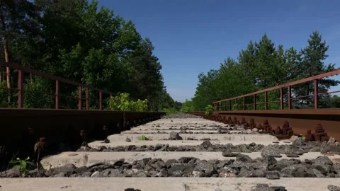 Abandoned rusty railroad on a bridge Vídeos de archivo 134526109