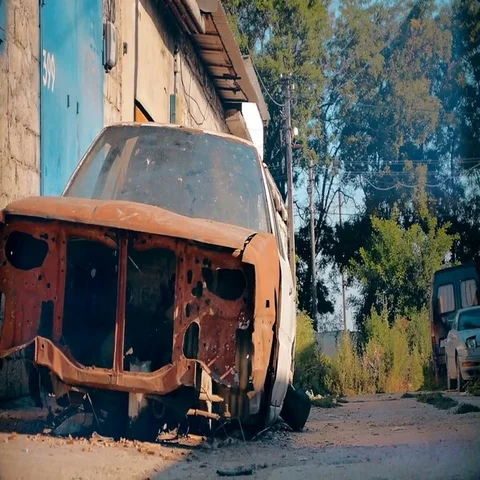 Abandoned rusty red car in the yard in the summer Video stock 69661303