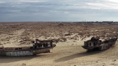 Abandoned rusty ships stranded in the Aral Sea desert Stock-Footage 333149707