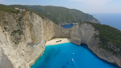Abandoned ship on white sandy coast in mediterranean sea Vidéo 98737650