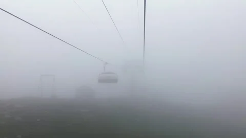 Abandoned Ski Elevator. Empty Chairlift with No People Moving in Thick Fog Vidéo 252023284