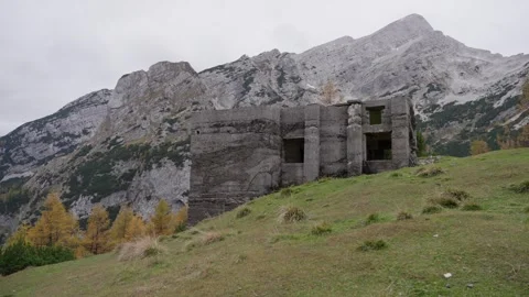 Abandoned Stone Structure in Scenic Vrsic, Slovenia's Majestic Mountains Vídeo Stock 331010312