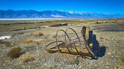Abandoned Structure and Mountain Range in Death Valley California Desert 스톡 사진