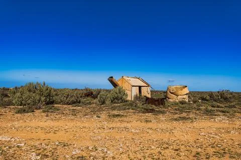 Abandoned Structure in Nullarbor, Australia Under Clear Blue Sky Фото