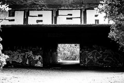 Abandoned Structure Slowly Deteriorating and Graffiti Black and White Foto stock